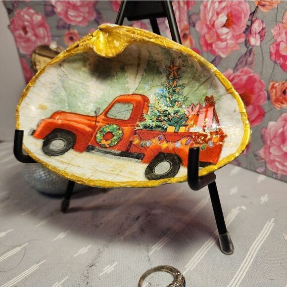 DECOUPAGE CLAM SHELL DECOUPAGE XMAS RED TRUCK 🚚 ON A CLAM SHELL TRINKET DISH - Picture 3 of 11